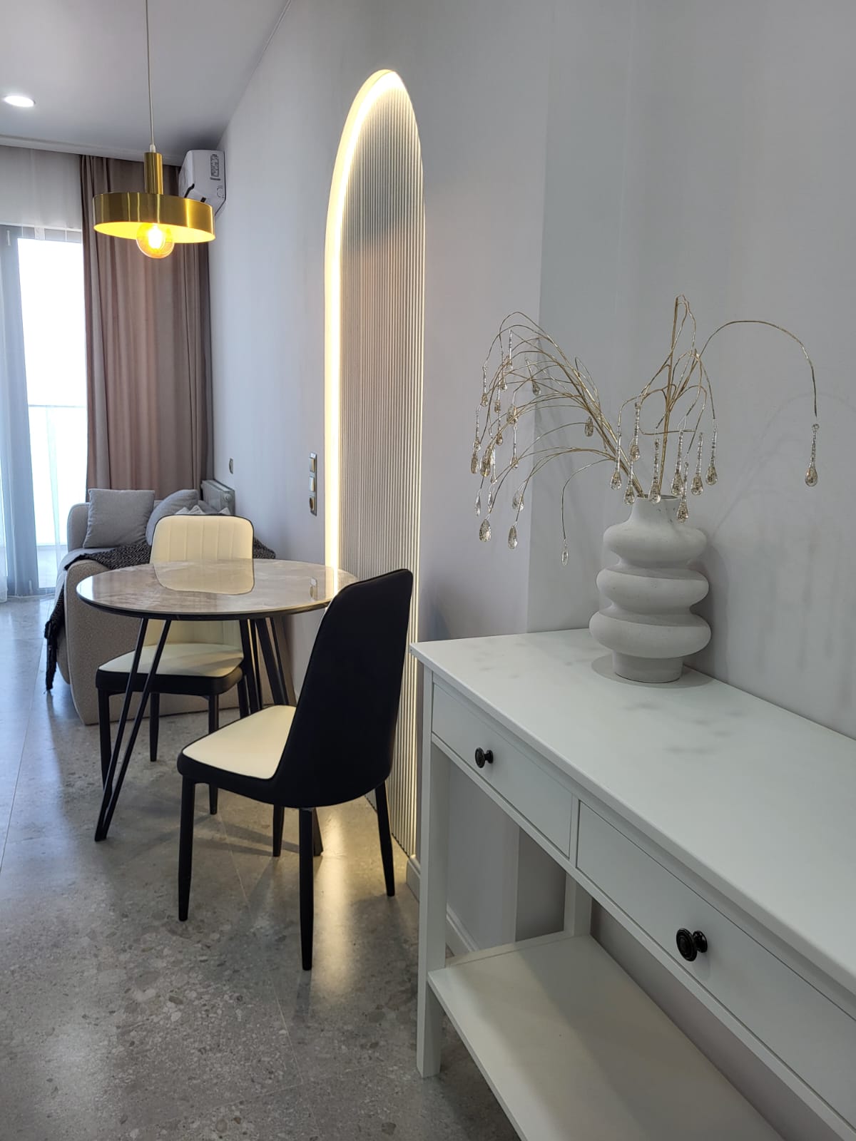 Продается Квартира с отдельной спальней Next White